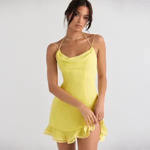 Élégante mini-robe dos nu jaune avec ourlet à volants étagés et coupe ajustée.