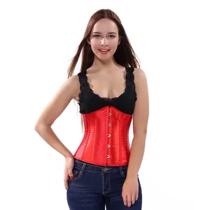 Rotes Satin-Taillenkorsett mit schwarzen Spitzenträgern an einem weiblichen Model.