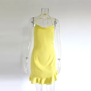 Détail d'une robe jaune dos nu à bretelles avec ourlet à volants et coupe ajustée