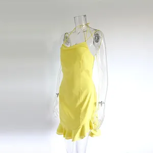 Vue détaillée de profil d'une robe d'été jaune dos nu avec ourlet à volants sur mannequin
