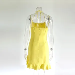 Vue arrière d'une robe dos nu jaune avec détails de volants à l'ourlet pour l'été.