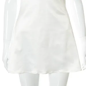Gedetailleerde opname van een witte satijnen A-lijn onderjurk op een witte mannequin