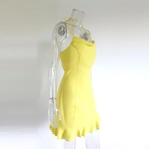 Robe courte jaune sans manches ajustée avec ourlet à volants et fines bretelles