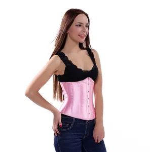 Detailansicht eines rosa Satin-Korsetts zur Wespentaille an einem Modell auf weißem Hintergrund