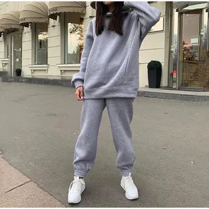 Γκρι φούτερ και παντελόνι jogging σετ σε αστικό περιβάλλον για άνετο και καθημερινό στυλ