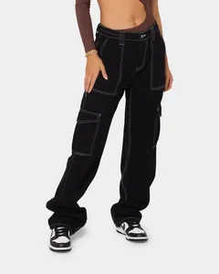 Detail einer schwarzen High-Waist Cargo-Jeans mit weißen Kontrastnähten für Damen.