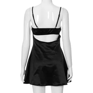 Gedetailleerd achteraanzicht van een zwarte satijnen mini-slipdress met open rugontwerp