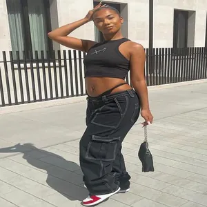 Damen Cargo-Jeans in Schwarz mit hoher Taille, weißen Kontrastnähten und weitem Bein