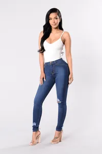 Vista completa de jeans skinny elásticos azul oscuro con rotos y diseño tiro alto