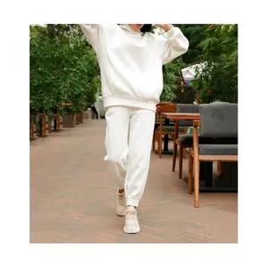 Λευκή oversized γυναικεία φόρμα με κουκούλα και joggers για casual αθλητική εμφάνιση
