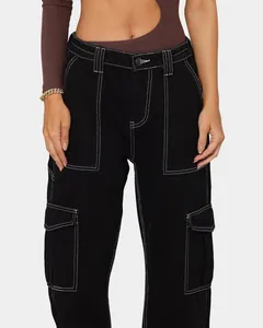 Detailansicht der schwarzen Cargo-Jeans mit hohem Bund und weißen Kontrastnähten