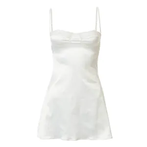 Elegante witte satijnen camisole mini-jurk met kant en dunne verstelbare spaghettibandjes