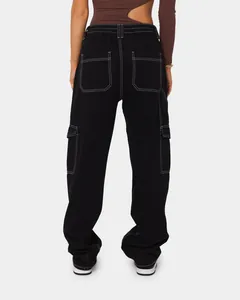 Rückansicht schwarzer Cargo-Jeans mit hoher Taille und auffälligen weißen Kontrastnähten