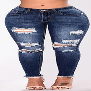 Vista detallada de jeans ajustados elásticos azul oscuro con diseño de rotos rasgados