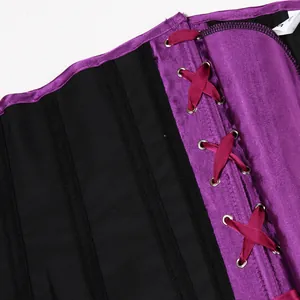 Detailansicht eines lila Satin- und schwarzen Taillenkorsetts mit Bandschnürung