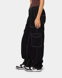 Nahaufnahme einer schwarzen Cargo-Jeans mit weißen Kontrastnähten und Seitentaschen
