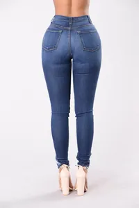 Vista trasera de unos jeans pitillo azules de talle alto con un ajuste ceñido