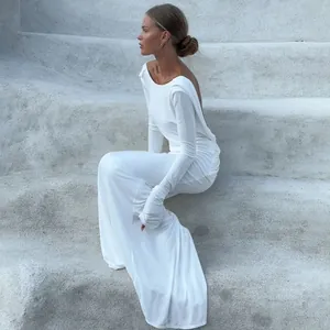 Robe longue blanche élégante à manches longues avec dos nu et col bénitier à plis