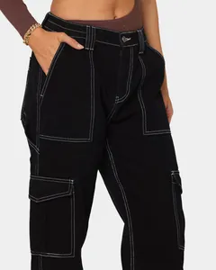 Detail einer schwarzen Cargo-Jeans mit weißen Kontrastnähten und großen Seitentaschen
