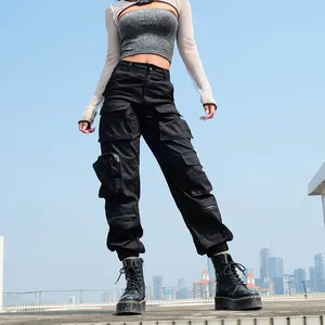 Modische schwarze Cargo-Hose für Damen mit mehreren Taschen im urbanen Streetstyle