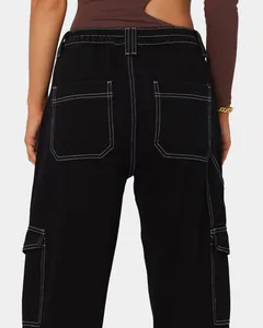 Rückansicht schwarzer Cargo-Jeans mit hoher Taille und dekorativen weißen Nähten