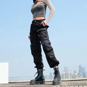 Detailansicht der schwarzen Cargo-Hose mit mehreren Taschen für Damen im Streetwear-Stil