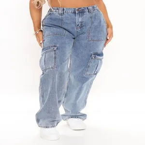 Detailansicht der hohen elastischen Taille und der großen Cargotaschen an hellblauen Denim-Jeans