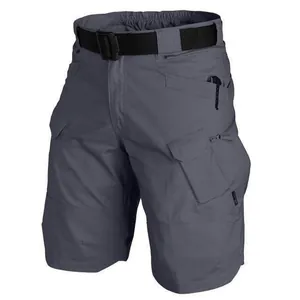 Gros plan sur un short cargo tactique gris pour homme avec ceinture noire.
