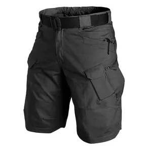 Vue détaillée d'un short cargo tactique noir avec poches multiples et sa ceinture
