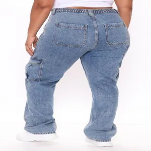 Rückansicht von High-Waist-Cargohose aus Denim mit elastischem Bund und Taschen