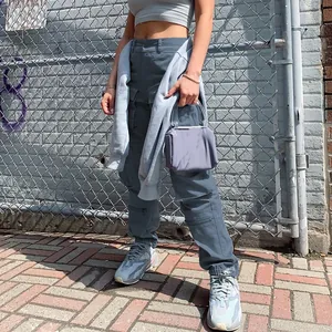 Detailansicht der 2024 High-Waist-Cargohose im Street-Style mit Multi-Pocket-Design