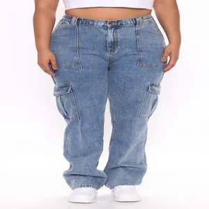 Detailansicht der High-Waist-Cargo-Jeans für große Größen mit einem elastischem Bund.