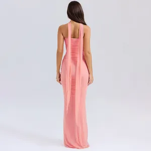 Vista posteriore di un set rosa attillato con eleganti sciarpe fluttuanti al collo.