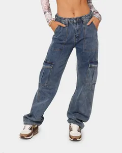 Nahaufnahme einer High-Waist-Cargo-Denim-Jeans mit elastischem Bund und vielen Taschen