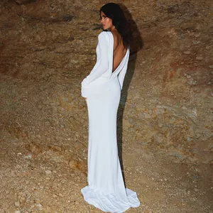 Vue arrière d'une robe longue blanche dos nu avec manches longues et design plissé
