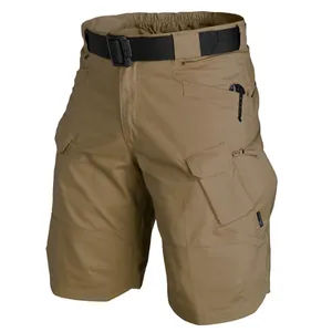 Détail du short cargo tactique kaki avec de nombreuses poches et ceinture noire