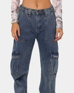 Nahaufnahme von Cargo-Jeans für Damen mit hoher Taille, Gummibund und großen Taschen