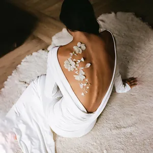 Robe longue blanche élégante dos nu à manches longues avec plis et col bénitier