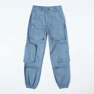Vorderansicht der blauen Cargo-Hose mit mehreren Taschen, Reißverschlussdetails und Bündchen