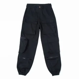 Detailansicht der schwarzen Cargo-Hose mit mehreren Taschen, Reißverschlüssen und Bündchen