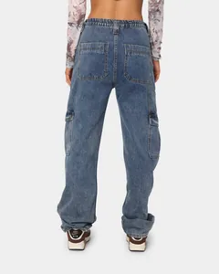 Rückansicht von lockeren High-Waist-Cargohose mit mehreren Taschen und Gummizug.