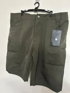 Détail d'un short cargo tactique vert olive pour homme résistant avec plusieurs poches