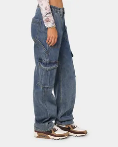 Detailansicht der High-Waist-Cargo-Jeans für Damen mit weitem Bein und mehreren Taschen
