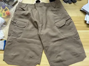 Texture détaillée et poches d'un short cargo tactique kaki résistant pour hommes