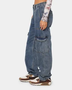 Detailansicht der Damen-Cargo-Jeans mit hoher Taille und weitem Bein in blauem Denim