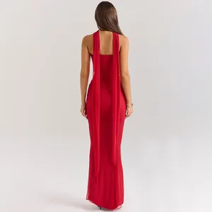 Elegante completo rosso gonna lunga e top a fascia con dettaglio sciarpa fluente