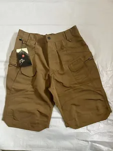 Vue de face d'un short cargo tactique kaki durable pour hommes avec plusieurs poches