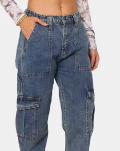 Detailaufnahme der hoch taillierten Cargo-Jeans mit elastischem Bund und Taschen.