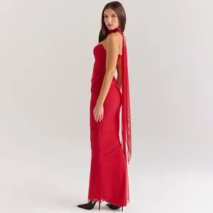 Elegante completo rosso in rete a due pezzi con top senza spalline e gonna lunga attillata