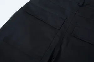 Detailaufnahme der robusten Pattentasche und Nähte an einer schwarzen Cargohose